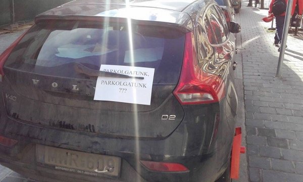 még mindig jobb mintha kulccsal karcolgatták volna bele