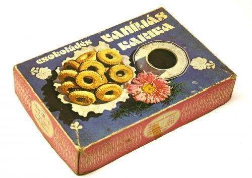 selyem papirral voltak elválasztva a kekszek vaniliás karika